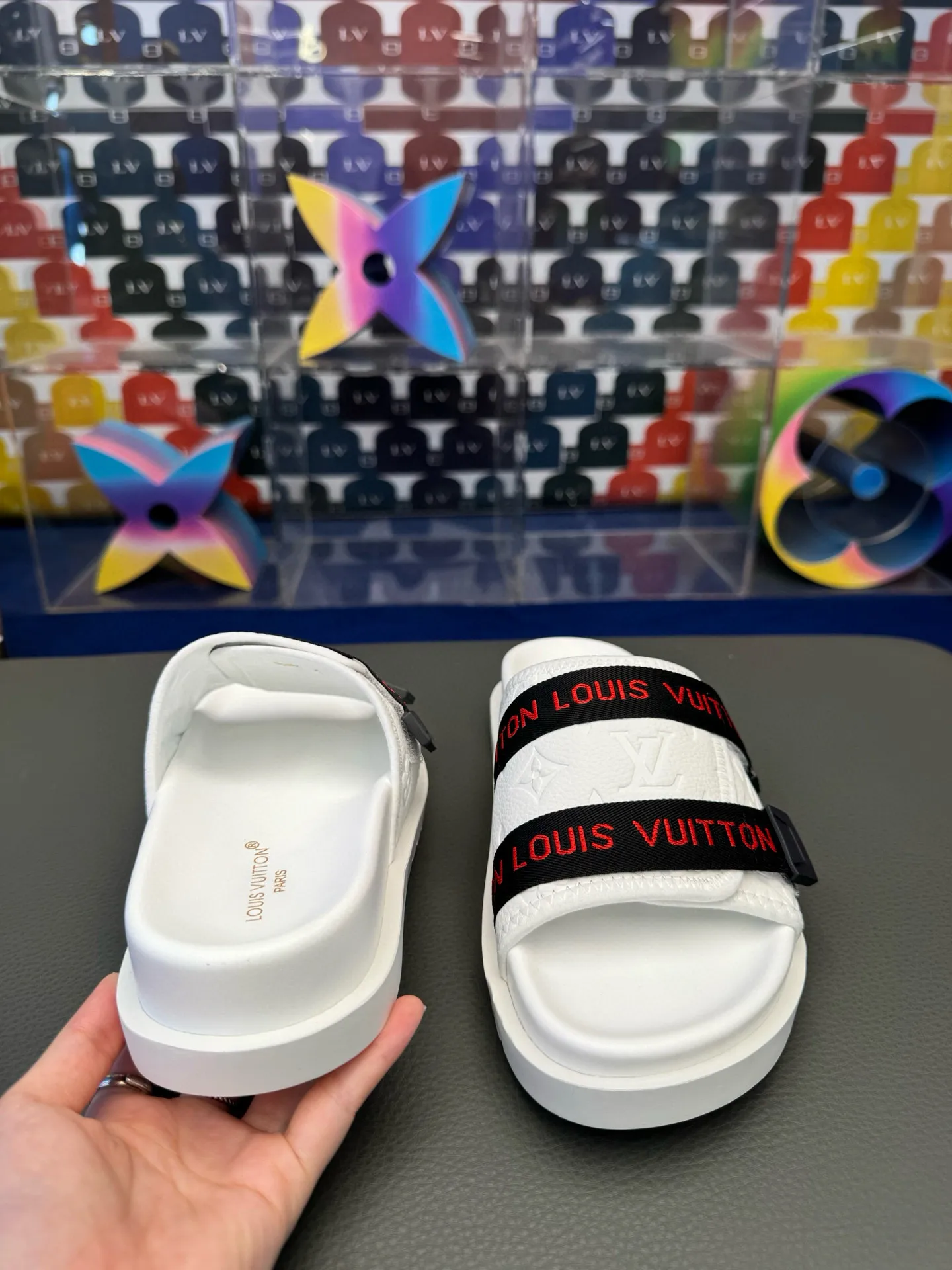 [L Home] P: 340💰Size: 38-45 Top purchasing lv men's summer slippers, classic presbyopia with soft real leather lining, unique color splicing effect, distinctive personality, fashionable and trendy essential style, light and comfortable. Lightweight and tough rubber insole, micro ridged foam outsole, super comfortable!
